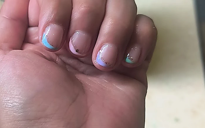 Francés de colores: puntas azul, lila y menta con detalles de brillo