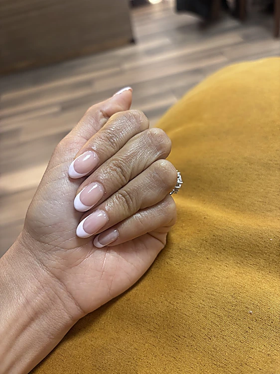 Francés clásico blanco sobre base nude en uñas cortas